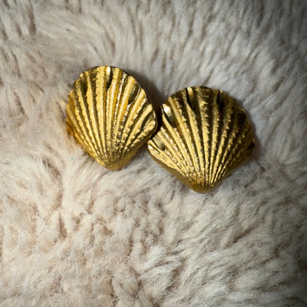 Vintage Gem Craft Gold Tone‎ Sea Shell Pierced Earrings Signed Made In USA